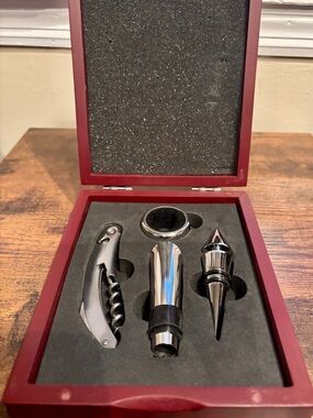 Wine Accessory Set 4pc in wooden gift box.